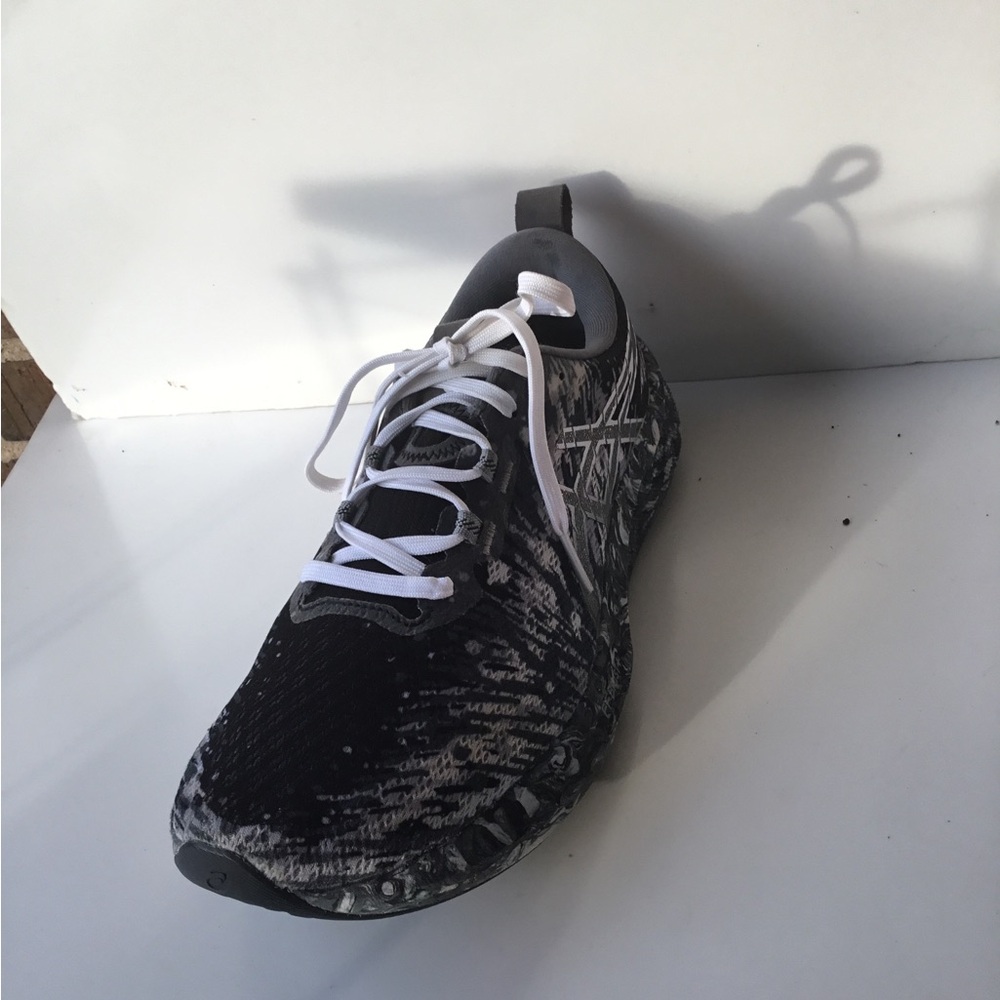 Men's Black and White Athletic Running Shoe - Cushioned Support